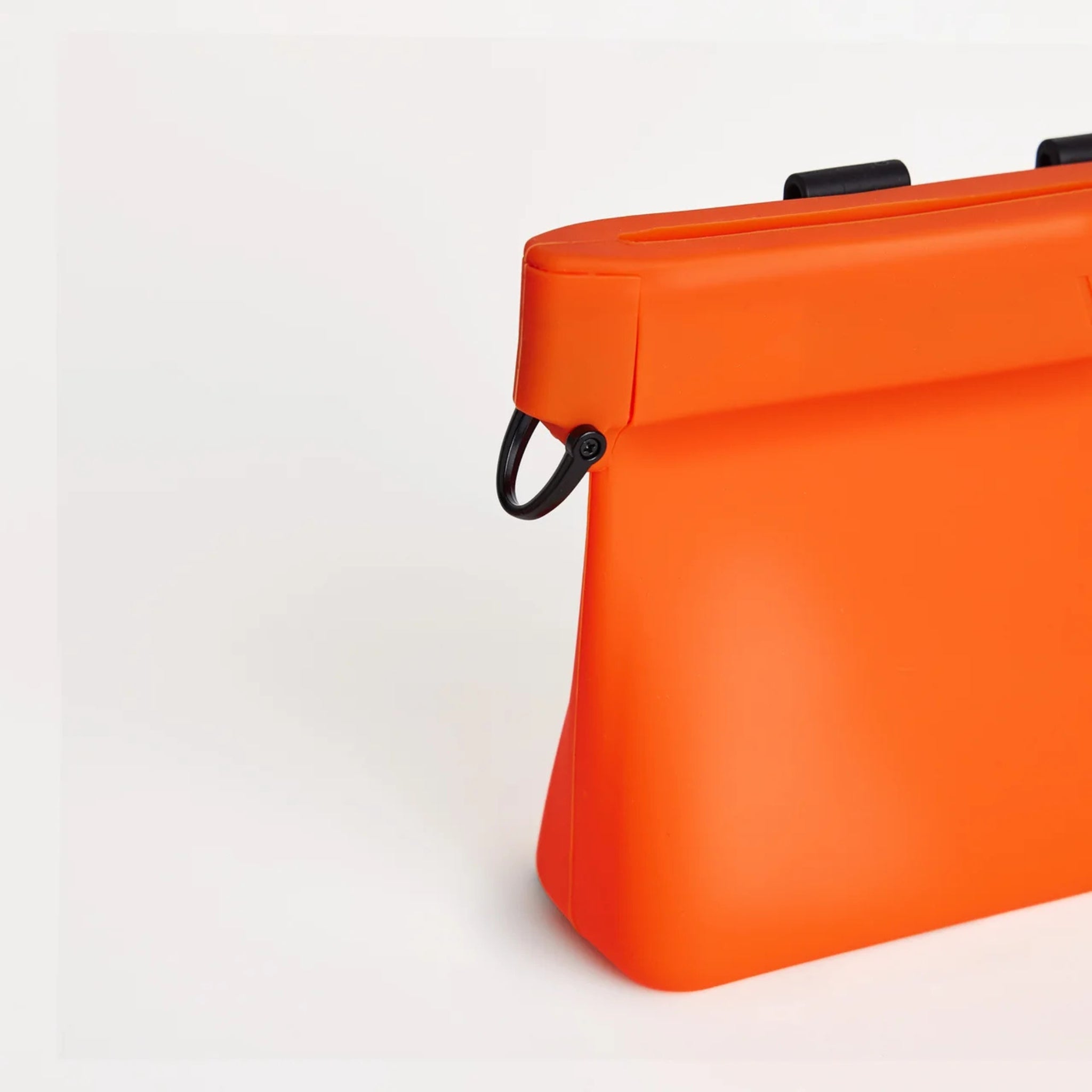 Close-up of the accessory D-ring on the Clementine Ultimate Treat Pouch The Large by Voilà Pets