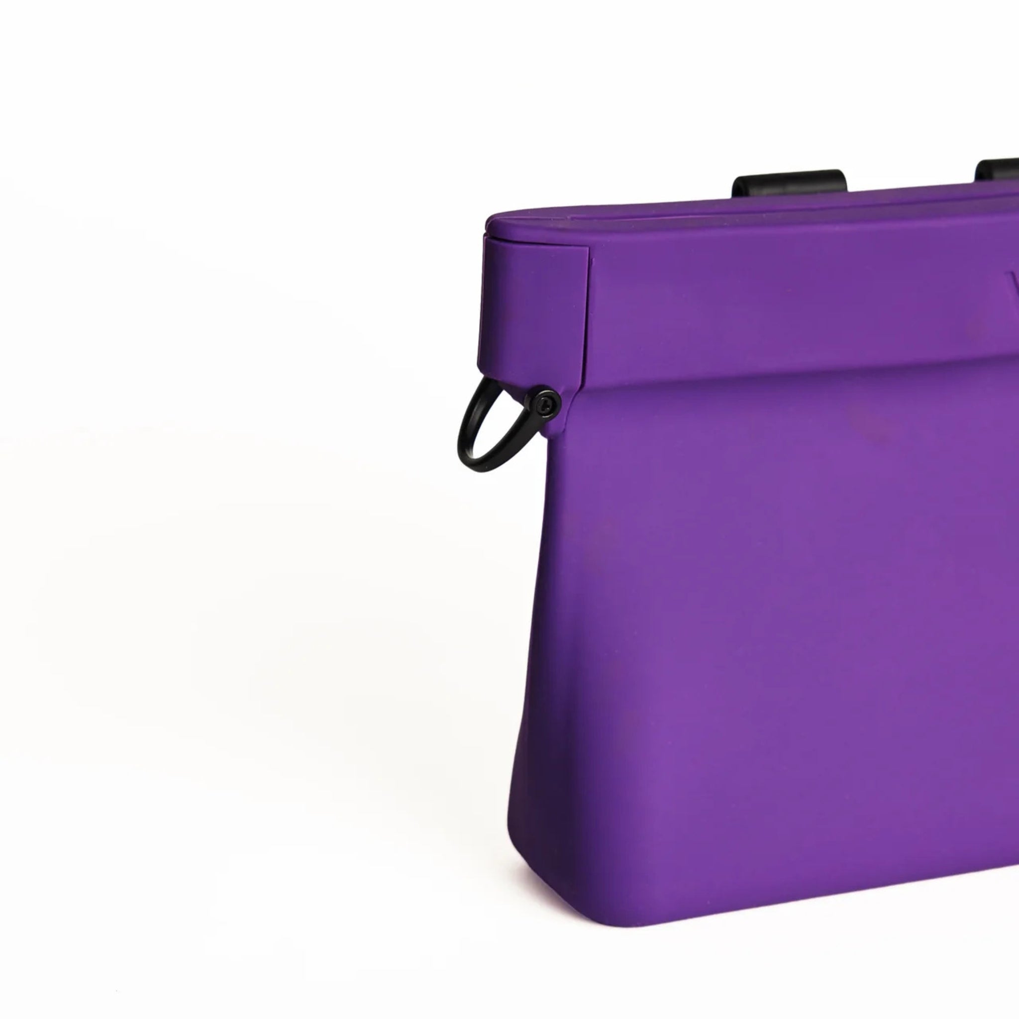 Close-up of the accessory D-ring on the Aubergine Ultimate Treat Pouch The Large by Voilà Pets