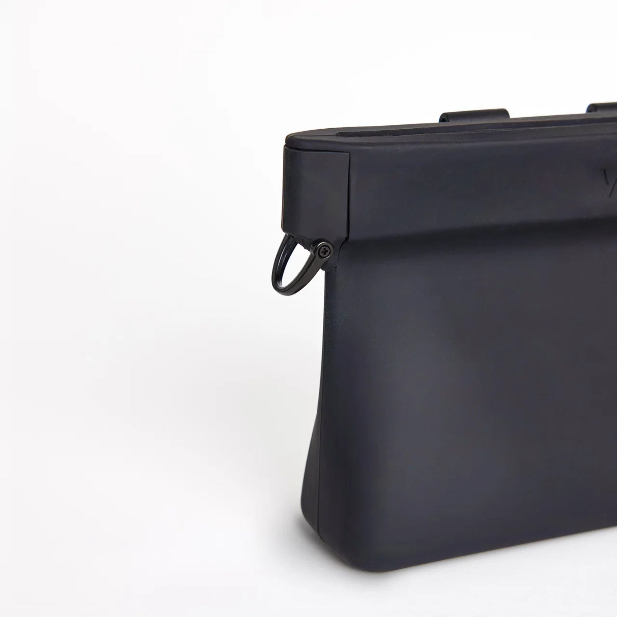 Close-up of the accessory D-ring on the Charcoal Ultimate Treat Pouch The Large by Voilà Pets