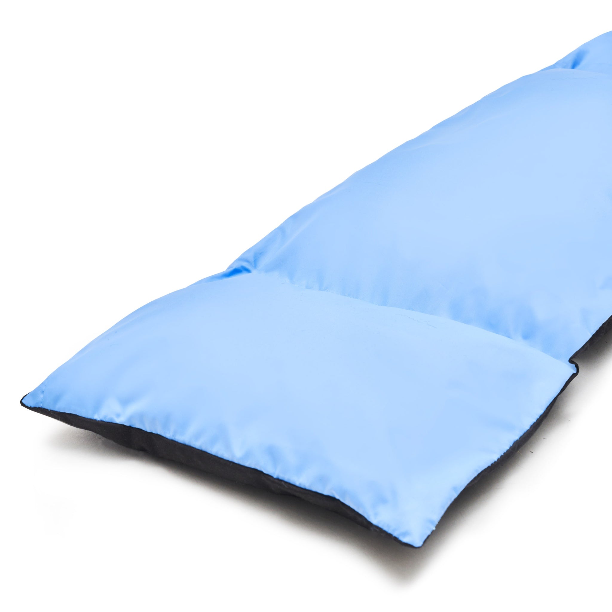A close-up view of the light blue side of the segmented Merlot Mermer comfort cushion, showing its padded sections and soft, durable fabric edge.